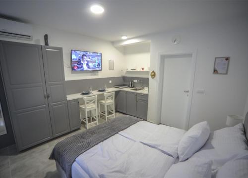 a bedroom with a bed and a kitchen with a sink at Code Srebrno Jezero in Veliko Gradište