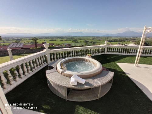 uma banheira de hidromassagem no topo de uma varanda em Relais Villa Belvedere & SPA ONLY ADULTS em Pozzolengo