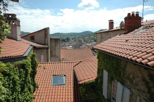 a view of roofs of buildings in a town at Appartement ciel de fugeres in Le Puy-en-Velay