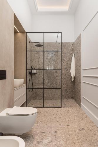 Ένα μπάνιο στο Plaza Apartments