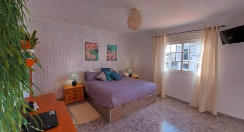 sypialnia z łóżkiem i oknem w obiekcie Casa Natura Ainhoa w mieście La Oliva
