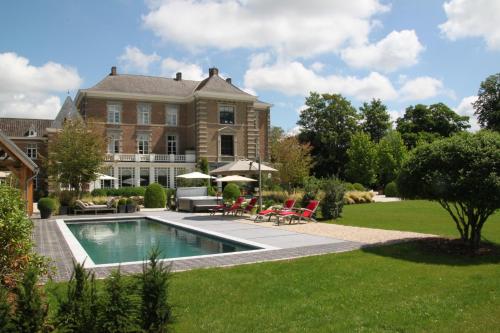 een huis met een zwembad in de tuin bij B&B Maison Mairie Hasselt in Hasselt