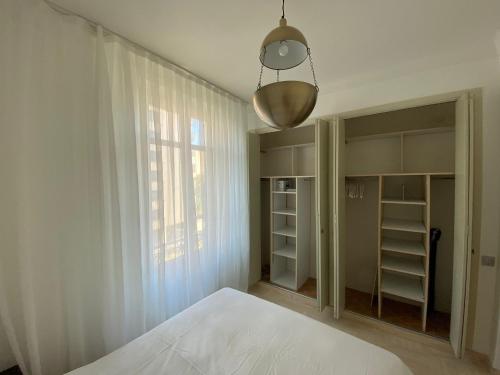 une chambre avec un lit et une grande fenêtre dans l'établissement Beautiful Apartment 2mn walking distance from La Croisette and The Beach, à Cannes