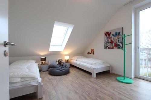 Una cama o camas en una habitación de Kellenhus Whg 10 OG