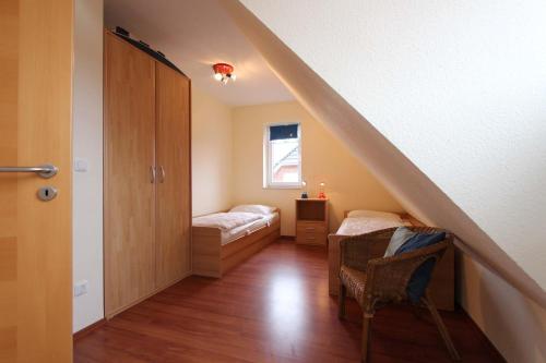 Cette chambre dispose d'un escalier, d'un lit et d'une fenêtre. dans l'établissement DHH Wald, à Kellenhusen