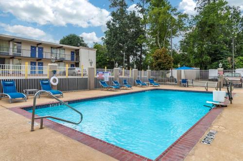 a swimming pool at a hotel with blue chairs at Comfort Inn & Suites in Cleveland