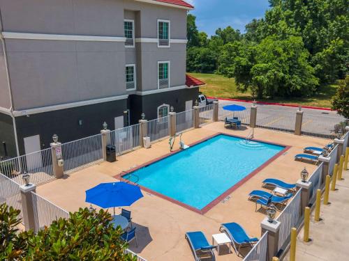 an overhead view of a swimming pool with chairs and umbrellas at Comfort Inn & Suites in Cleveland