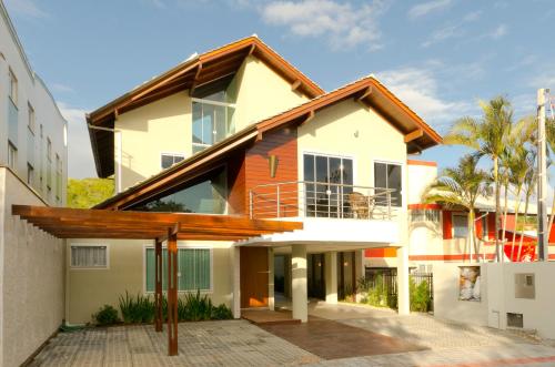 una casa con techo de madera en Pousada Retiro das Ilhas, en Bombinhas