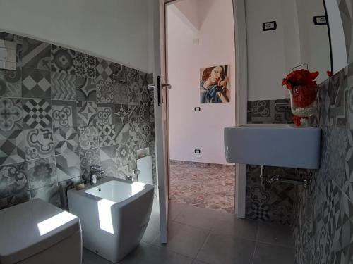 Ein Badezimmer in der Unterkunft Scicli Suites