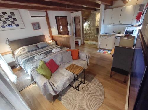 uma sala de estar com um sofá e uma cozinha em Old town St. Roko em Korčula
