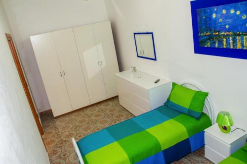 Schlafzimmer mit einem grünen und blauen Bett und einem Waschbecken in der Unterkunft B&B Epicarmo in Augusta