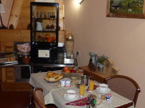 une table avec une assiette de nourriture dessus dans l'établissement Hôtel Bellachat, à La Clusaz