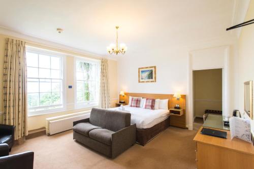 Cama ou camas em um quarto em Tregenna Castle Resort