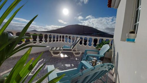 balcón con sillas y vistas a la montaña en Casa Natura Ainhoa, en La Oliva