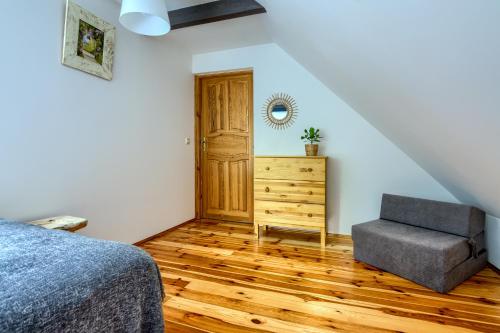a bedroom with a bed and a chair at Chata z Bala Mierki in Mörken