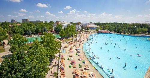 una vista aérea de una gran piscina con gente en ella en Bathory Apartments, en Hajdúszoboszló