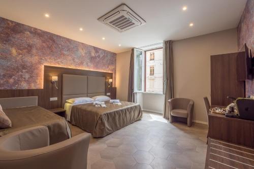 Habitación de hotel con 2 camas y espejo en Bramble Luxury Suites, en Roma
