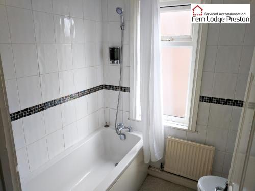 Koupelna v ubytování 4 Bedroom House at Fern Lodge Preston Serviced Accommodation - Free WiFi & Parking