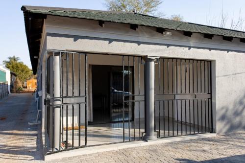 Gambar di galeri bagi The Hide On Claremont di Pretoria