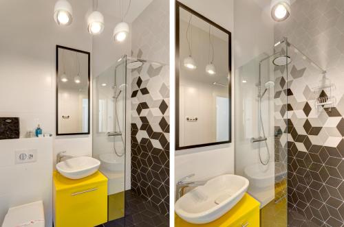 La salle de bains est pourvue de 2 lavabos et d'une douche. dans l'établissement Dom & House - Old Town Mariacka, à Gdańsk
