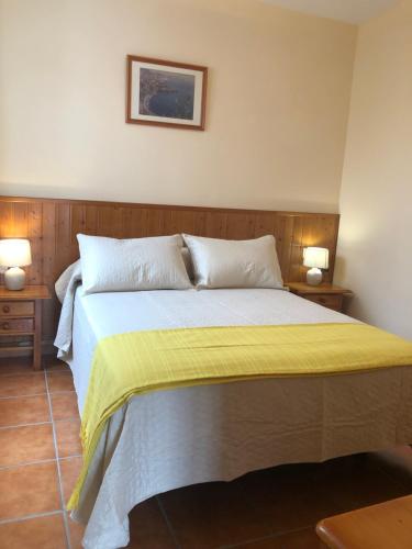 Un pat sau paturi într-o cameră la Apartamentos Cantarero Maro Nerja