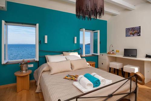 Posteľ alebo postele v izbe v ubytovaní Luxury Beachfront Villa Gracia Grande With Private Pool at the Beach in Orebic - Peljesac