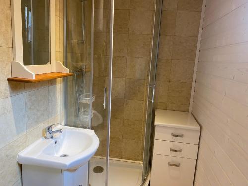 a bathroom with a shower and a sink at Domek letniskowy Dębki, blisko morza :) in Dębki