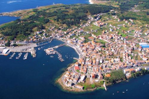 an aerial view of a small village on a lake at Apartamento de 4 dormitorios en Camariñas in Camariñas