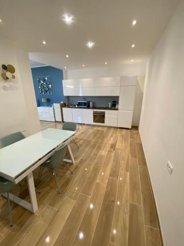 uma cozinha e sala de jantar com mesa e cadeiras em Genoa Lux Apartments with parking em Gênova