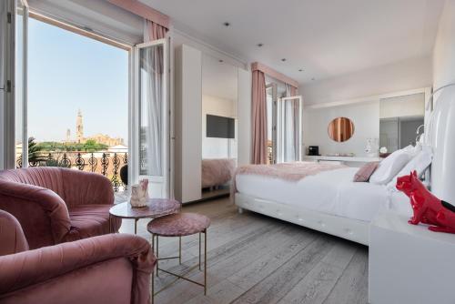 sypialnia z łóżkiem i dużym oknem w obiekcie Eurostars Florence Boutique we Florencji