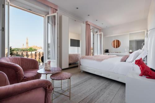 een slaapkamer met een bed en een groot raam bij Eurostars Florence Boutique in Florence