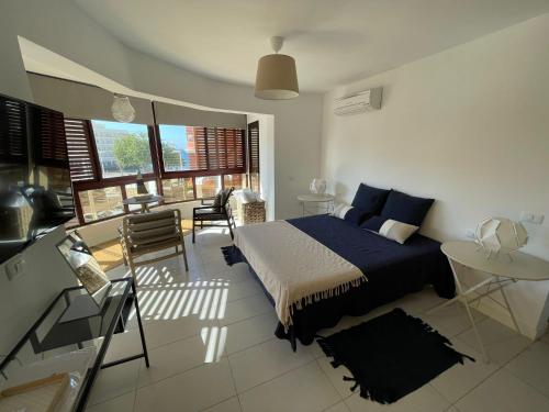 1 dormitorio con 1 cama y sala de estar en Welcome to the Beach. El Medano Royal Plaza, en El Médano