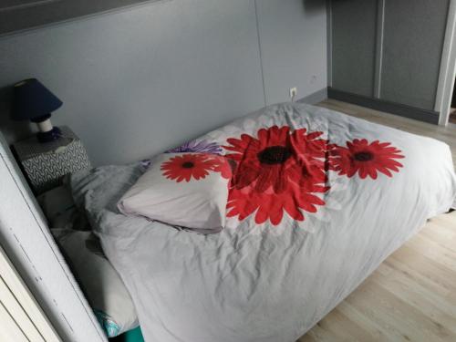 A bed or beds in a room at Entre Terre Et Mer