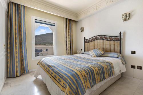 1 dormitorio con cama y ventana grande en Apartamento Parque Lotos, en Puerto de la Cruz
