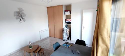 une salle à manger avec une table et des chaises dans une pièce dans l'établissement RESIDENCE CEZANNE, à Gréoux-les-Bains