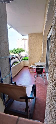 Il dispose d'une terrasse avec une table et des chaises. dans l'établissement RESIDENCE CEZANNE, à Gréoux-les-Bains