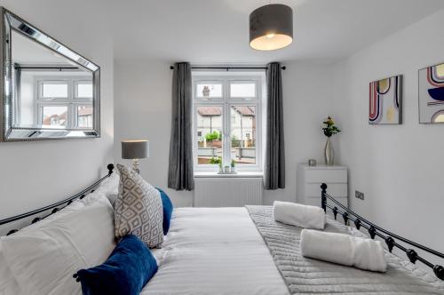 um quarto com uma grande cama branca e uma janela em Modern 1bed apartment with parking em Thorpe Saint Andrew