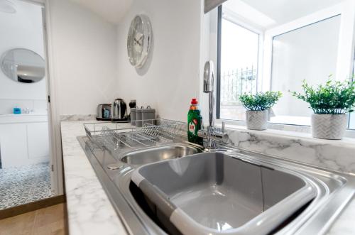 Kitchen o kitchenette sa Modern 1bed apartment with parking