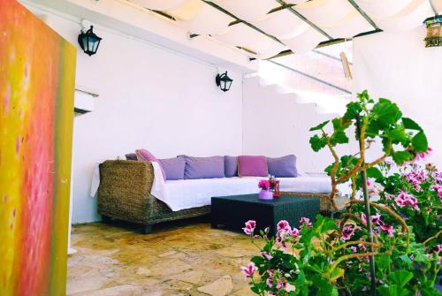 ein Wohnzimmer mit Sofa und Tisch in der Unterkunft Efi's Cottage by the sea in Fiskardo