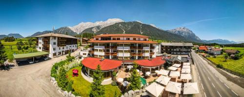 uma vista aérea de um resort com montanhas ao fundo em Aktiv-Hotel Traube em Wildermieming