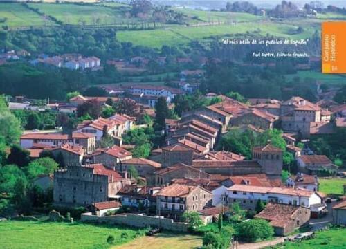 a small village in a green field with houses at Hospedaje Octavio in Santillana del Mar