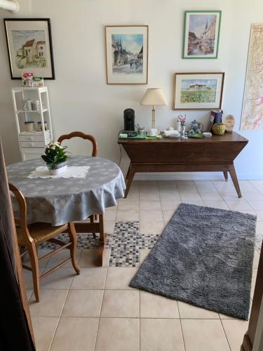 - un salon avec une table, une table et des chaises dans l'établissement La halte des grands crus, à Couchey