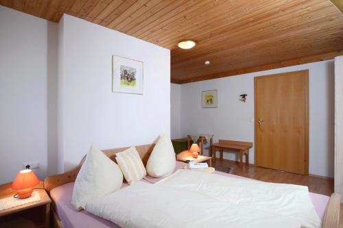A bed or beds in a room at Landhaus Alpenrose - Feriendomizile Pichler