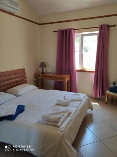 een slaapkamer met een groot bed en handdoeken bij Pomos Harbourbiew Villa in Pomos