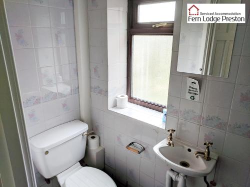 Koupelna v ubytování 4 Bedroom House at Fern Lodge Preston Serviced Accommodation - Free WiFi & Parking