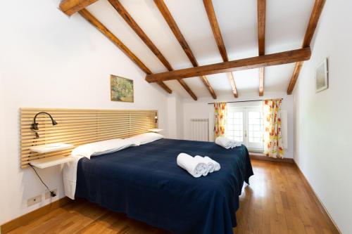 ローマにあるTenuta Capizucchiのベッドと机と窓のある寝室