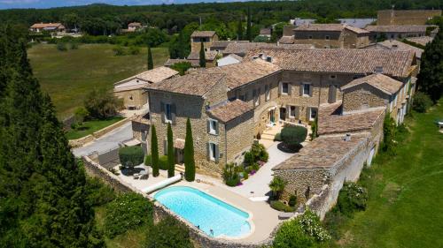 an aerial view of a house with a swimming pool at Le Clos de la Tuilière in Grignan