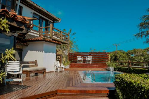 ein Haus mit einer Terrasse und einem Pool in der Unterkunft Pousada Solar de Búzios in Búzios
