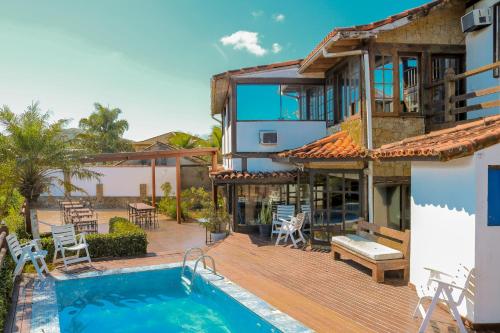 una vista exterior de una casa con piscina en Pousada Solar de Búzios, en Búzios