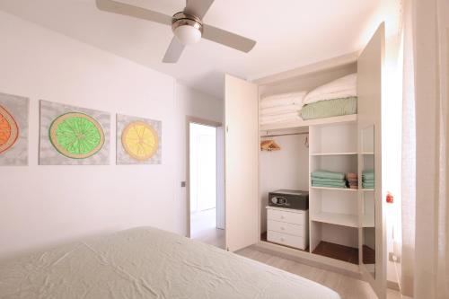 Schlafzimmer mit einem Bett und einem Deckenventilator in der Unterkunft El Mirador de Tossa de Mar in Tossa de Mar